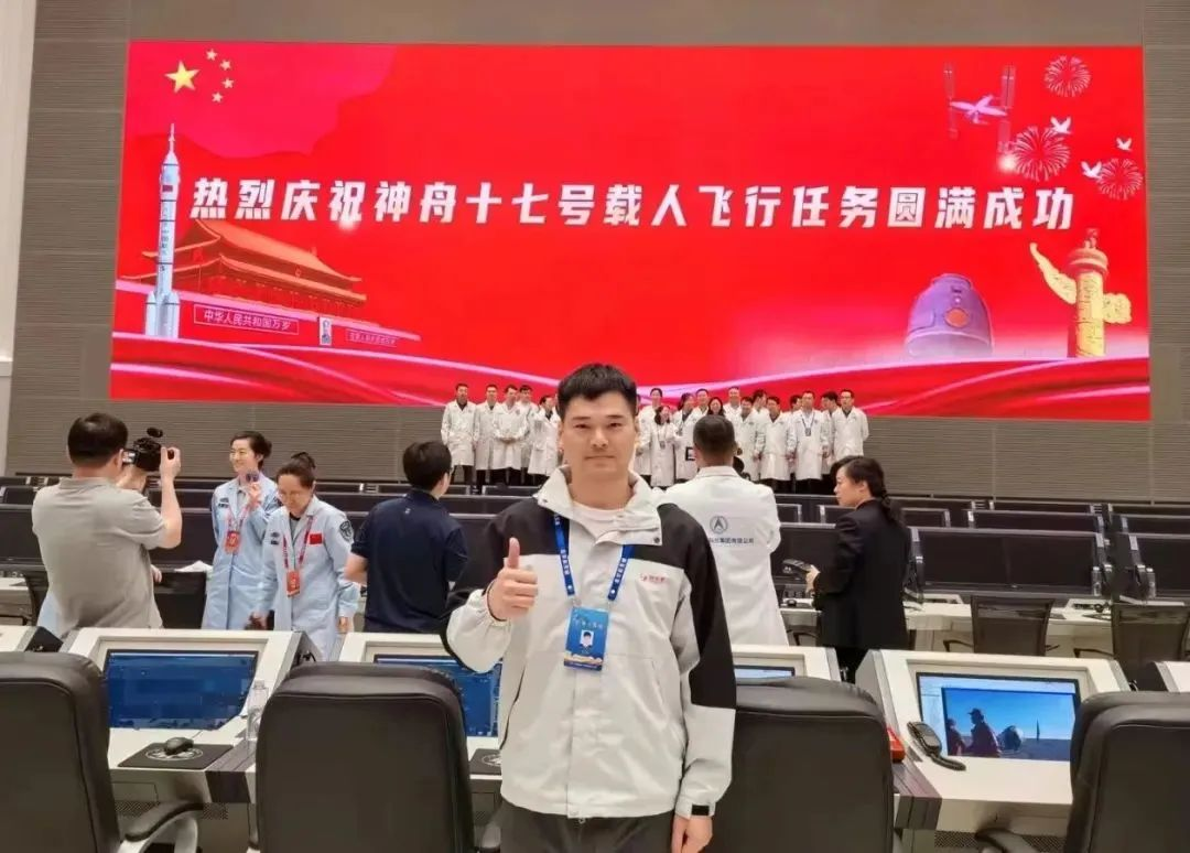 神舟十九号发射圆满成功,中国航天又见大红屏!