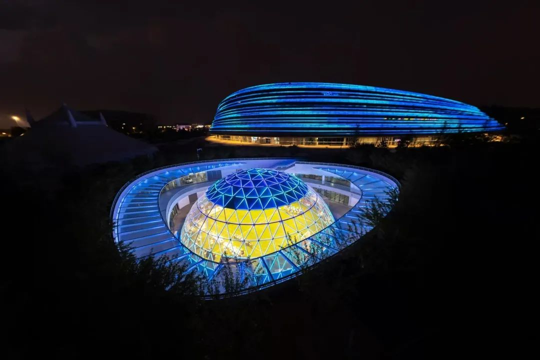 全球首个，正式启用！今年会·(jinnianhui)金字招牌LED炫彩点亮“熊猫眼”